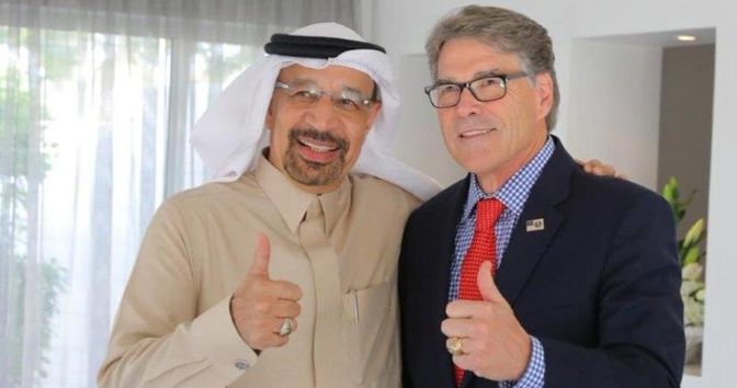 Il ministro saudita Khalid Al Falih, a sinistra,  con il segretario per l’Energia Usa Rick Perry (foto  inviata via Twitter da Al Falih)  