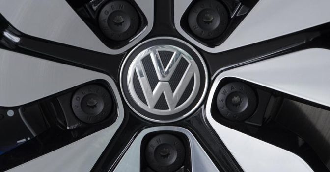 Logo Volkswagen su un’auto elettrica del gruppo (Ap)