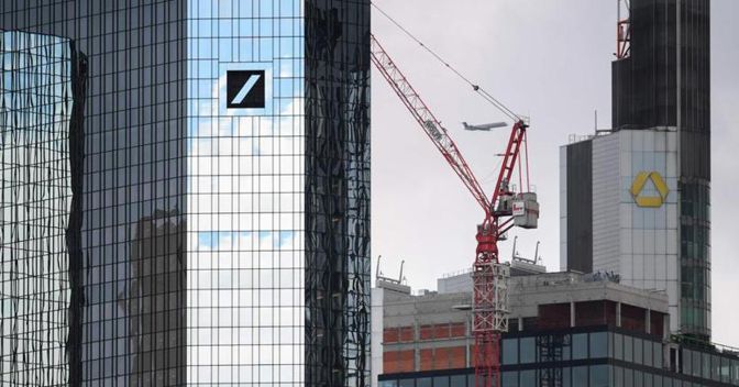 Le sedi di Deutsche Bank e Commerzbank a Francoforte: le prime due banche tedesche vicine alla fusione (Afp) 