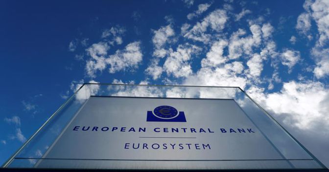 Una targa davanti alla sede della Banca centrale europea a Francoforte (Reuters) 