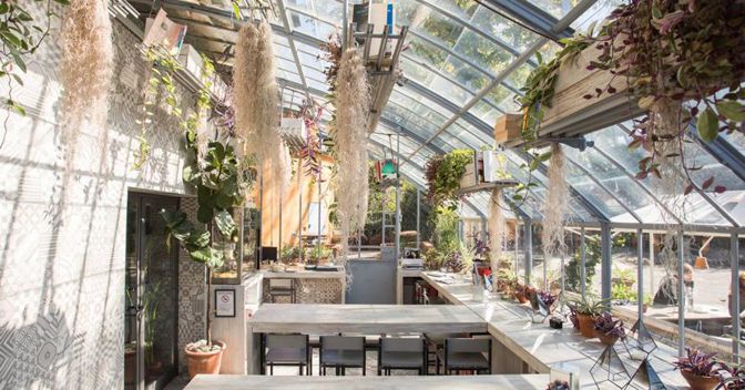 Apripista. Si diffonde sempre più in Italia l’abitudine di mangiare all’aperto e gli chef assecondano il trend con proposte di cucina naturale, sostenibile e sempre più a chilometro zero (nella foto accanto il bistrot Vetro a Bologna)  