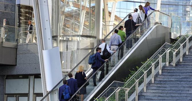 Impiegati e lavoratori in zona Porta Nuova (Fotogramma) 