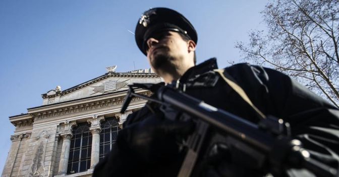 Un dipendente delle forze dell’ordine: per loro sconti grazie a un accordo con piattaforma web. (Ansa) 