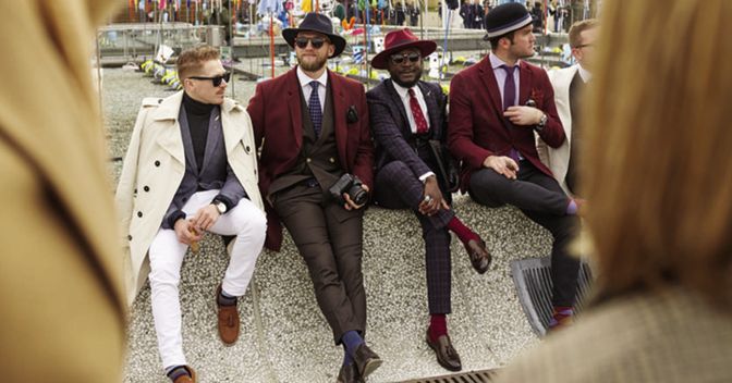 I visitatori di Pitti affollano o si rilassano nello spazio antistante il padiglione principale, apparentemente incuranti del freddo polare 
