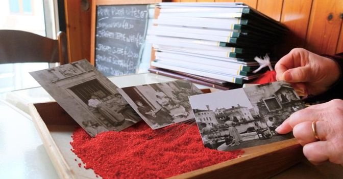 Per raccontare la storia delle impiraresse, Marisa Convento mostra come si lavoravano le conterie e vecchie cartoline che documentano il mestiere 