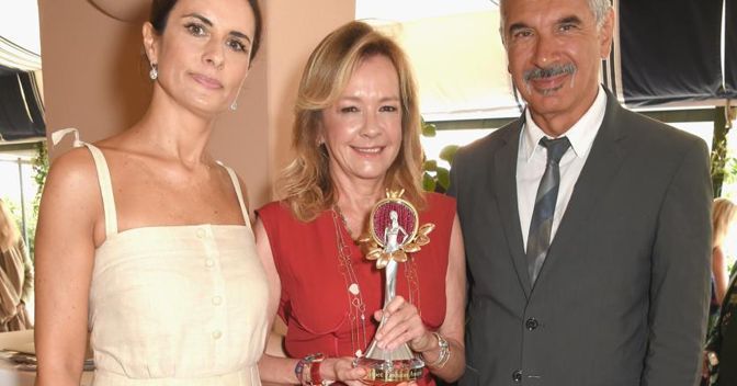 Da sinistra, Livia Firth, fondatrice di Eco Age, Caroline Scheufele, co-presidente e direttore creativo di Chopard, e Carlo Capasa, presidente della Camera della moda.  (Getty Images for Eco-Age) 