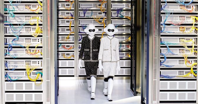 Due modelle con indosso maschere, guanti e parastinchi simili a quelli degli stormtrooper di Star Wars durante la sfilata della collezione prêt-à-porter primavera-estate 2017 di Chanel, il 4 ottobre 2016 a Parigi (AP Photo/Francois Mori) 