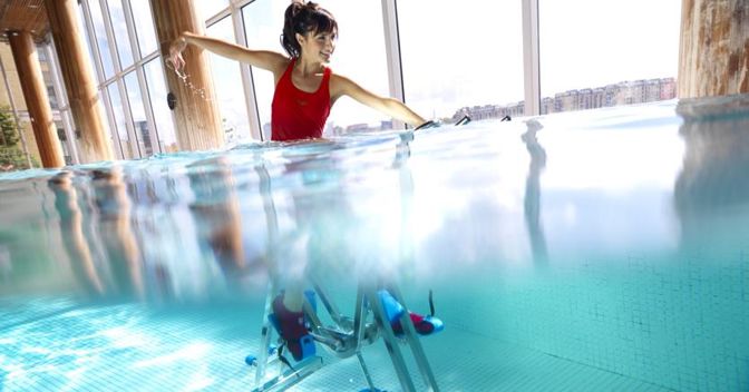 In acqua si bruciano più calorie (fino a  600 in 50 minuti), si tonifica la pelle e si sciolgono le tensioni muscolari 