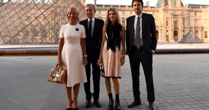 Bernard Arnault con la moglie, il figlio Antoine e la compagna Natalia Vodianova di fronte alla “piramide” del Louvre, a Parigi 
