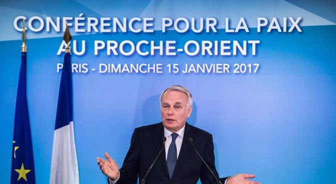 Il ministro degli Esteri francese, Jean-Marc Ayrault, al termine della Conferenza di Parigi sul vicino Oriente (Epa) 