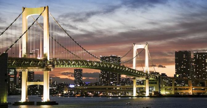 Tokyo Bay Rainbow Bridge. Foto Marka 