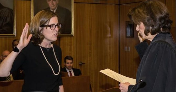 Il giuramento di Ann M. Donnelly. Foto Brooklyn Daily Eagle 