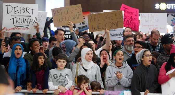 Proteste contro la stretta sugli immigrati all’aeroporto di Dallas (Afp) 