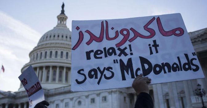 Manifestazione a Washington  contro l’ordine esecutivo di Trump (Afp) 