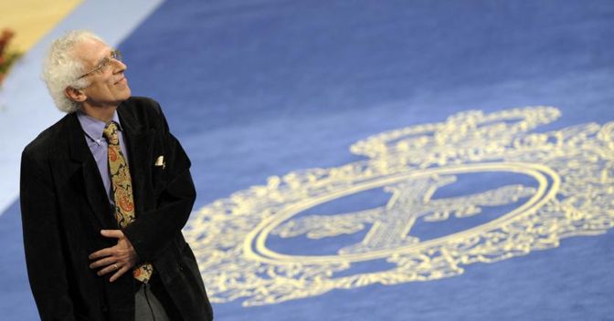 Tzvetan Todorov, il 24 ottobre  2008, a Oviedo,  in Spagna,  riceve il premio  Principe delle  Asturie per le Scienze sociali (AFP PHOTO / Miguel Riopa) 