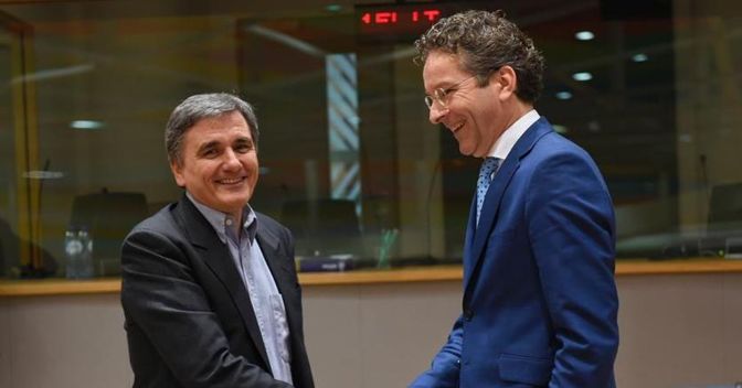 Il ministro delle Finanze greco, Euclid Tsakalotos, e il presidente dell’Eurogruppo, Jereoen Dijsselbloem (Afp) 