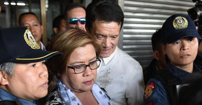 La senatrice e oppositrice del presidente filippino Rodrigo Duterte, Leila de Lima, arrestata dalla polizia 