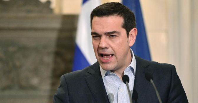 Il  premier greco Alexis Tsipras parla dopo l’incontro con il premier francese Bernard Cazeneuve ad Atene 