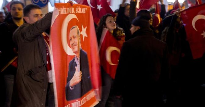 Dimostrazione turca a Rotterdam dopo il no del governo alla visita del ministro Cavusoglu (Ap) 