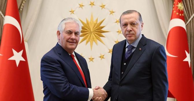 Il segretario di Stato Usa Rex Tillerson  stringe la mano al presidente turco Recep Tayyip Erdogan ad Ankara 