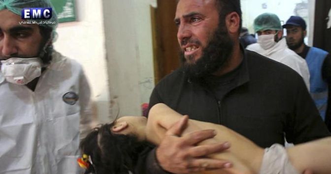 Foto diffusa dagli attivisti Edlib Media Center dopo l’attacco di oggi a Khan Sheikhoun, provincia di  Idlib  