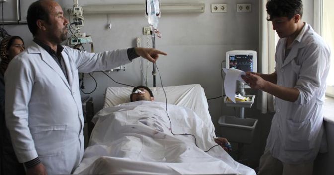 Le cure a un soldato ferito durante l’attacco talebano a una caserma a nord di Kabul (Ap) 