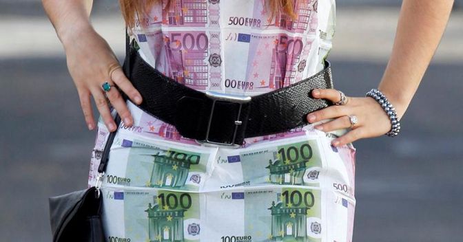 Un vestito stampato con banconote da 100 e 500 euro, a Bordeaux (Reuters) 