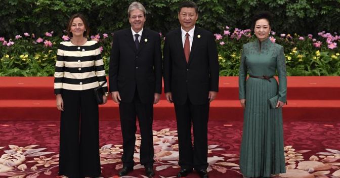 Il presidente cinese Xi Jinping e il presidente del Consiglio Paolo Gentiloni con le mogli ( Ap) 