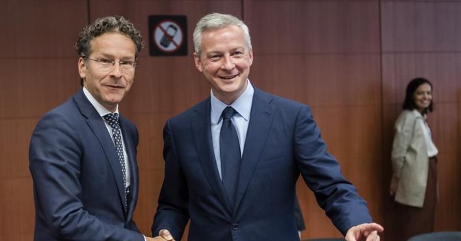 Il presidente dell’Eurogruppo, Jeroen Dijsselbloem, e il nuovo ministro delle Finanze francese, Bruno Le Maire (Ap) 