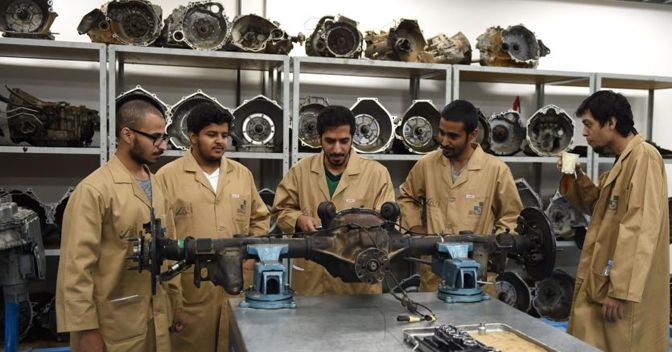 Un gruppo di sauditi partecipa a un corso serale di elettronica, nell’ambito dei programmi per la diversificazione dell’economia 