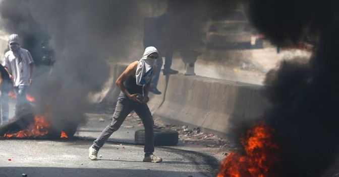 Un dimostrante palestinese al valico tra Ramallah e Gerusalemme 