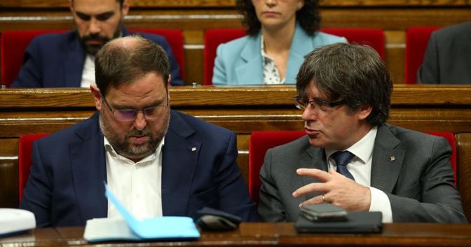Il presidente della Catalogna, Carles Puigdemont (a destra) in Parlamento con l’alleato della Sinistra repubblicana, Oriol Junqueras  