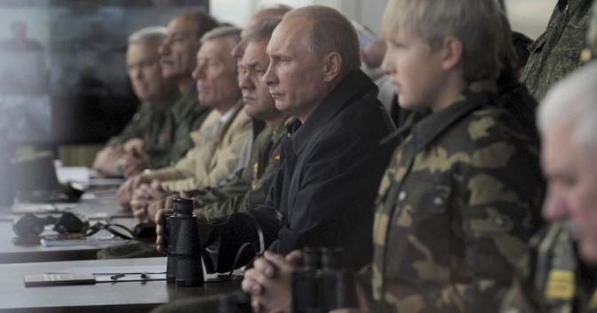 Giochi di guerra: Vladimir Putin a Grodno, Bielorussia, durante le esercitazioni Zapad nel 2013 (Reuters) 