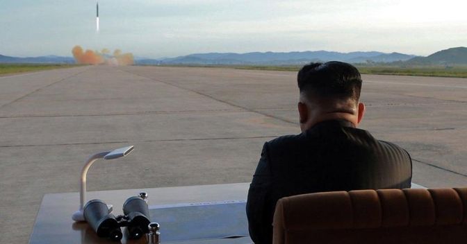 Kim Jong-un assiste al lancio di un missile Hwasong-12 (EPA/KCNA) 