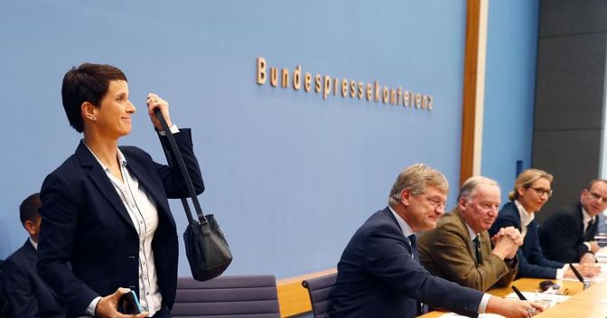 Fraunke Petry lascia la conferenza stampa con gli altri leader di Alternative für Deutschland 