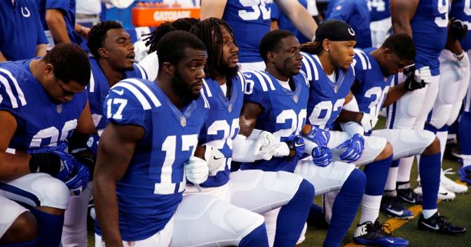 I giocatori degli Indianapolis Colts in ginocchio durante l’esecuzione dell'inno americano 