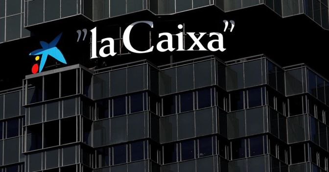La sede di CaixaBank a Barcellona (Reuters) 
