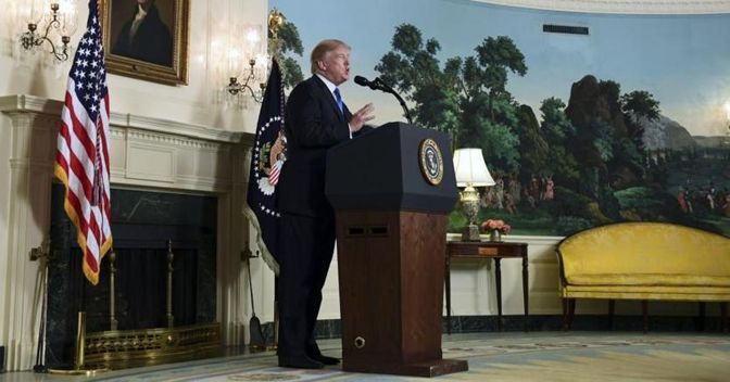 Il presidente Trump durante il discorso sull’Iran nella Diplomatic Reception Room della Casa Bianca  