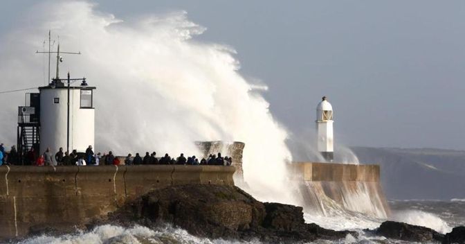 L’uragano Ophelia si abbatte sulle coste irlandesi (Afp) 