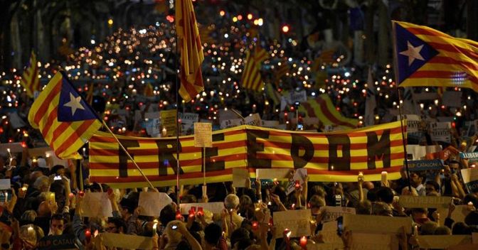 Barcellona, la manifestazione contro gli arresti dei leader indipendentisti (Reuters) 