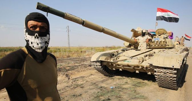 Un militare iracheno nella marcia di avvicinamento a Kirkuk (Afp) 