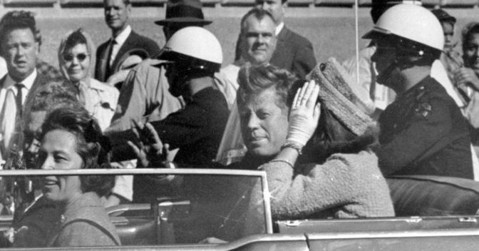 Il presidente Kennedy con la moglie Jackie il giorno in cui fu assassinato a Dallas nel 1963 