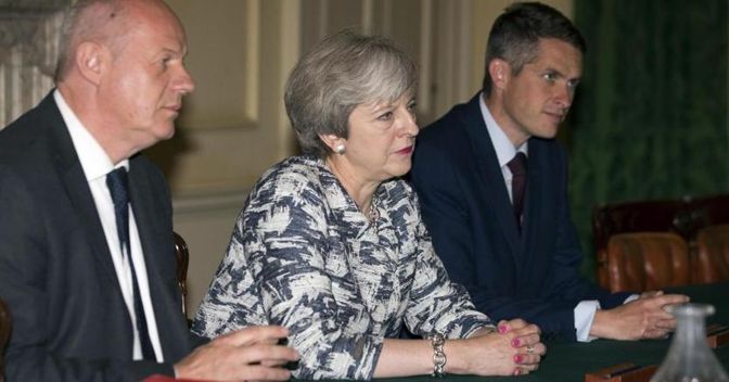 Theresa May con a sinistra l’accusato Damien Green  