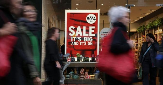 I saldi nei negozi di Oxford Street  a Londra 