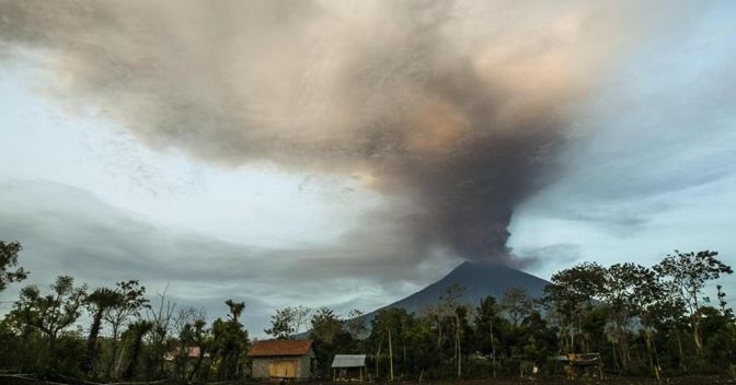 Il vulcano Agung durante l’eurzione (Epa) 