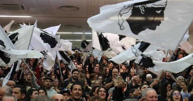 Le bandiere della Corsica a una manifestazione di nazionalisti 