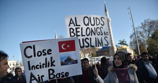 «Al Quds appartiene ai musulmani». Al Quds è il nome arabo di Gerusalemme. (Cartello di protesta a  Istanbul oggi ) 