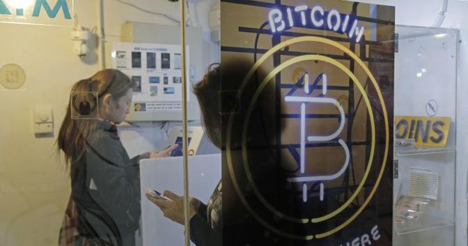 Prelievo di bitcoin da un bancomat di Hong Kong (Ap) 