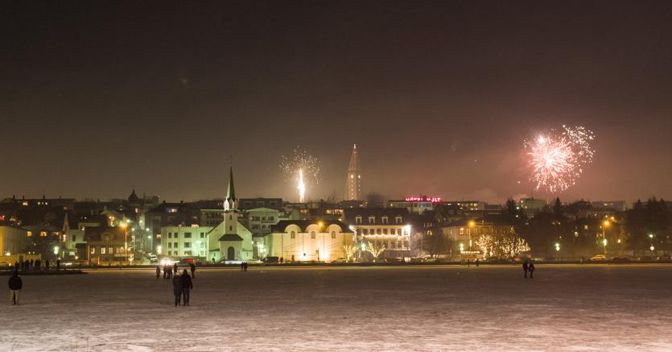 Festeggiamenti per il nuovo anno a Reykjavik (Reuters) 