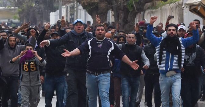 Dimostranti contro le forze dell’ordine a Tebourba 